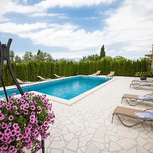  Villa Kontrada